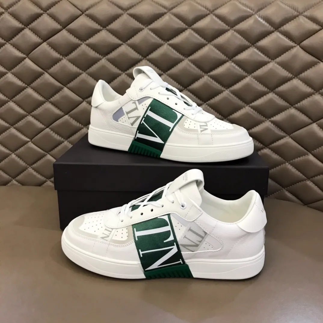 p440 "Valentin*" new spring and summer calfskin lace-up sneakers. No man should be able to refuse these shoes. The classic color scheme is so handsome! Purchase a high-precision replica of the original version to instantly sell off the market currency! 6 VLTN logo rubber effect straps - Valentino Garavani Logo printed on the back and tongue, all materials are customized to ensure quality! Size: 38-44